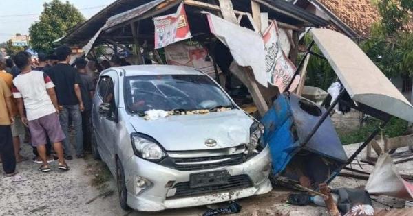 Mobil Agya Hilang Kendali Tabrak Warung Gorengan di OKU, Enam Warga Luka-luka