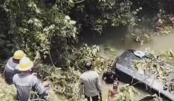 Mobil Karyawan Bank Mandiri Terjun ke Sungai di Musi Rawas, Diduga Sopir Mengantuk dan Jalan Minim Penerangan