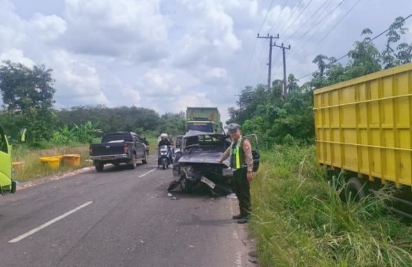 Mobil Pickup dan Truk Bertabrakan di Muara Enim, Dua Korban Alami Luka Berat