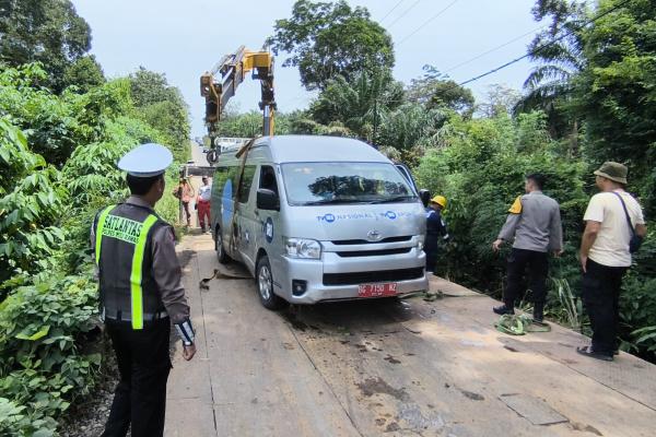 Mobil Rombongan Jurnalis TVRI Terjun ke Jurang di Musi Rawas, Diduga Sopir Mengantuk