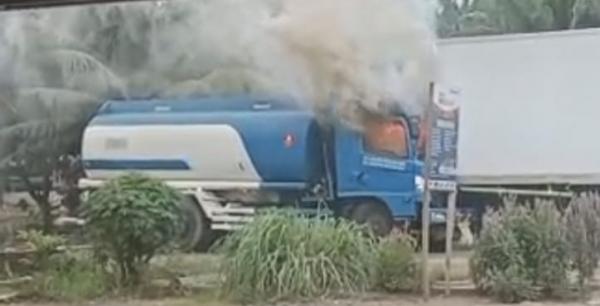 Mobil Tangki Diduga Bermuatan Minyak Terbakar Hebat Usai Tabrakan dengan Truk Fuso di Musi Banyuasin