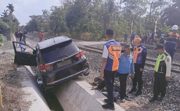 Mobilio Ringsek Ditabrak KA Babaranjang di Perlintasan Tanpa Palang Pintu Muara Enim, 4 Penumpang Selamat