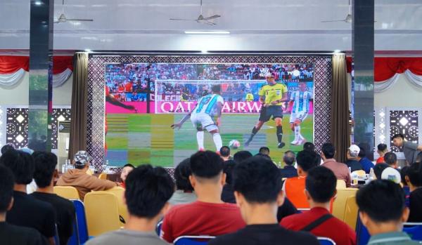 Pendopo Rumah Dinas Berubah Jadi "Stadion Mini", Bupati Toha Nobar Piala Dunia 2026 Bersama Ratusan Warga Muba