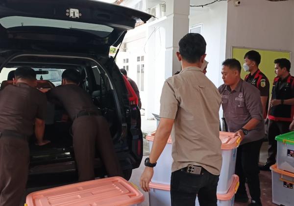 Penyidik Kejari Geledah Kantor KPU OKU Timur, Sita Ratusan Dokumen dan Empat Perangkat Elektronik Terkait Dana Hibah Pilkada 2024