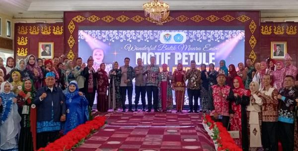 Peringatan Hari Ibu di Kabupaten Muara Enim Dimeriahkan Fashion Show Wonderful Batik Motif Petule