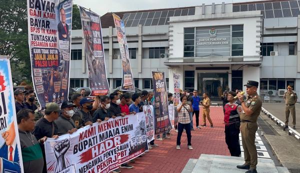 Puluhan Eks Karyawan PBT Geruduk Kantor Pemkab Muara Enim, Desak Perusahaan Lunasi Hak Pekerja