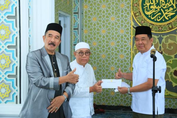 Ramadan Penuh Berkah, Wagub Cik Ujang Bantu Material Pembangunan Masjid Ummul Tumina