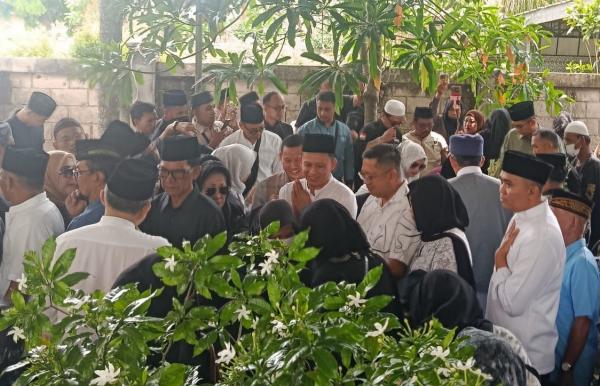 Ribuan Pelayat Antar Pemakaman Mantan Gubernur Sumsel H Alex Noerdin di TPU Kebun Bunga Palembang