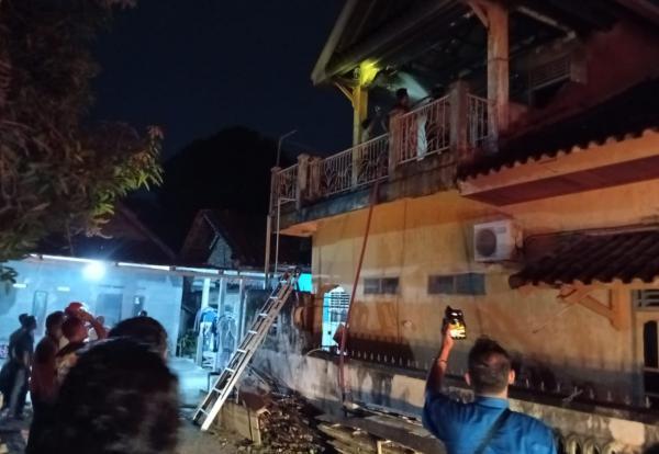 Saat Penghuni Terlelap, Lantai Dua Rumah Pensiunan ASN di OKU Dilalap Api