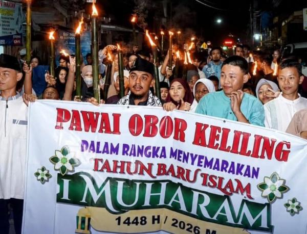 Sambut Tahun Baru Islam 1448 Hijriah, Ratusan Warga Muara Enim Semarakkan Pawai Obor Keliling Kota