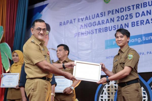 Sekda Edward Candra Apresiasi Pendistribusian Beras 2025, Kawal Distribusi 2026