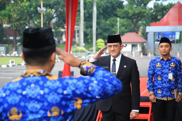 Sekda Sumsel Edward Candra Pimpin Upacara Hari Otonomi Daerah ke-XXX