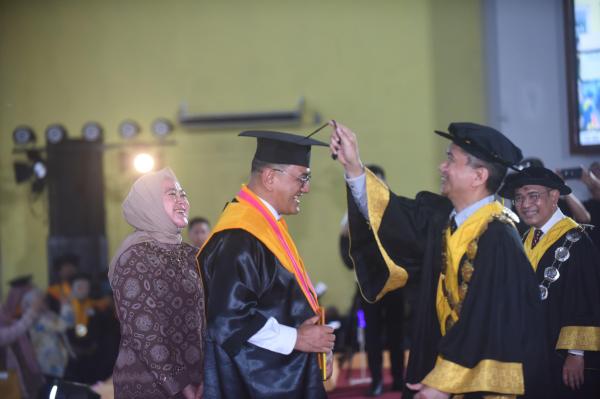 Sekda Sumsel Edward Candra Resmi Sandang Gelar Doktor, Sampaikan Pesan Herman Deru untuk 899 Wisudawan Unsri