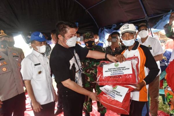 Susuri Sungai, Herman Deru Bawa Bantuan untuk Korban Puting Beliung 