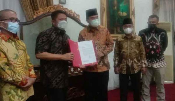 Terima SK dari Gubernur, Beni Hernedi Resmi Plt Bupati Muba