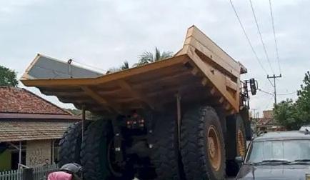 Truk Heavy Duty Melintas di Kawasan Islamic Center Muara Enim Tanpa Koordinasi Resmi, Diduga Langgar Aturan Jalan Kelas III
