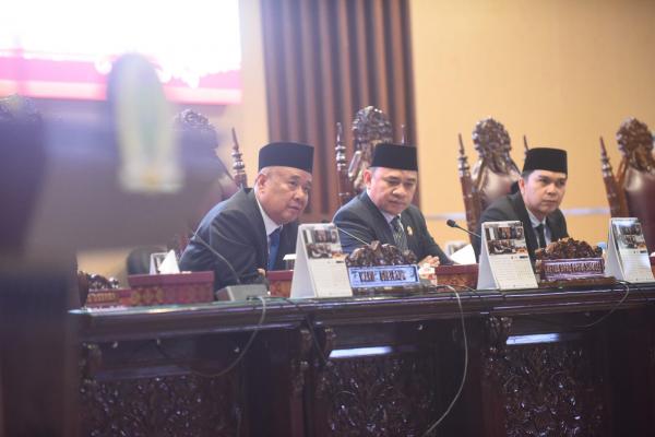 Wagub Cik Ujang Simak Laporan Pembahasan Pansus DPRD Terhadap LKPJ Gubernur TA 2024