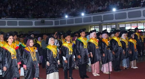 Wamendikdasmen Prof Atif Tekankan Pentingnya Bijak Gunakan AI di Wisuda ke-183 Unsri