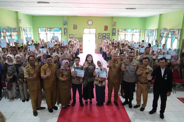 dr Ratu Serahkan Beasiswa PIP 2025 Sembari Sosialisasikan Bahaya Narkoba