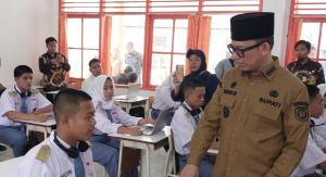 Pastikan Pendidikan Berkualitas dan Sesuai Aturan, Bupati Teddy Meilwansyah Tinjau SRMA 45 di Sepancar OKU