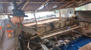 Polsek Keluang Gerebek Kilang Minyak Ilegal Berkapasitas 80 Drum di Musi Banyuasin, Tiga Pelaku Diamankan Polsek Keluang Gerebek Kilang Minyak Ilegal Berkapasitas 80 Drum di Musi Banyuasin, Tiga Pelaku Diamankan